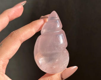 Jolie sculpture de coquillages en quartz rose
