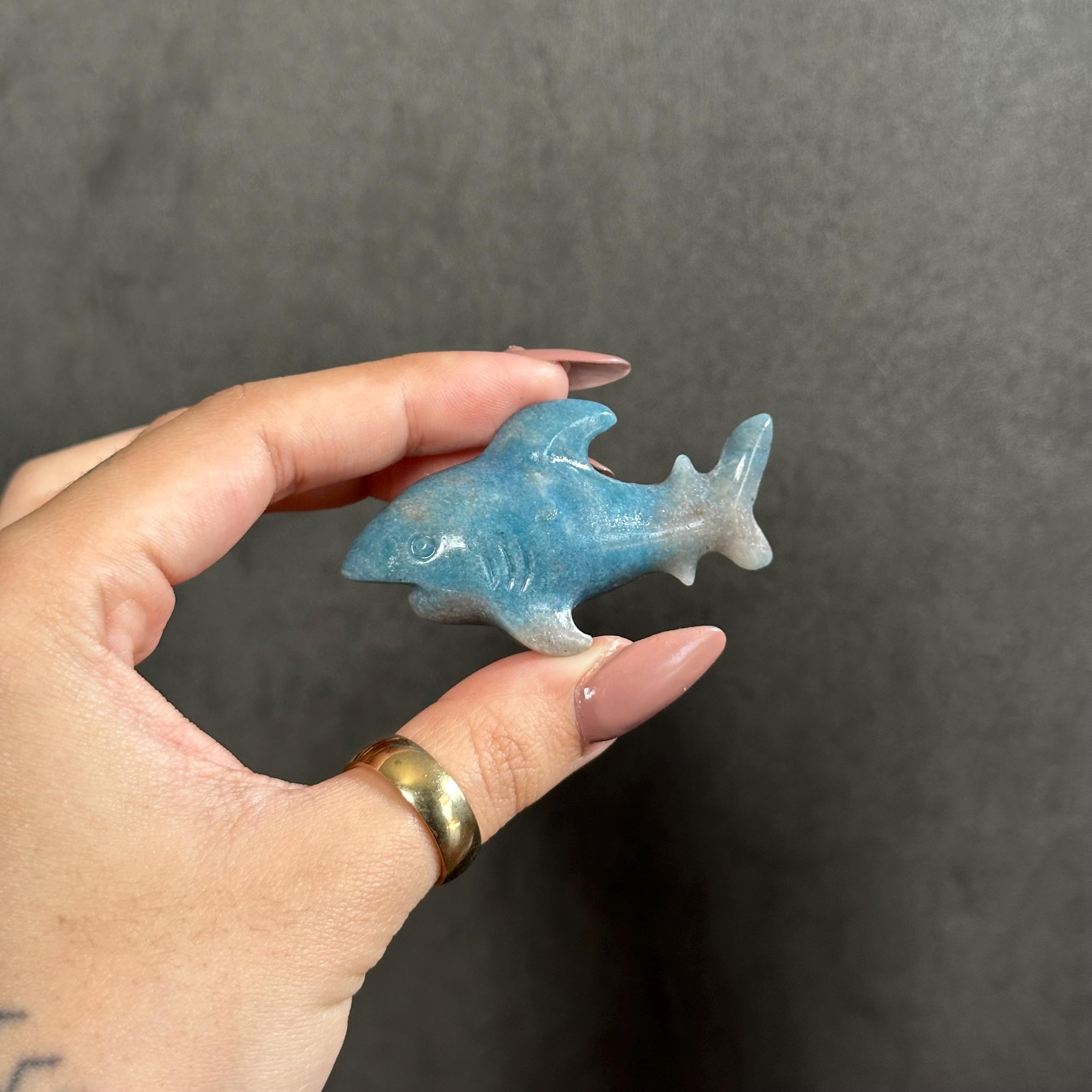 トロライトクリスタルのサメの彫刻：ユニークな青い石の置物 - Etsy 日本