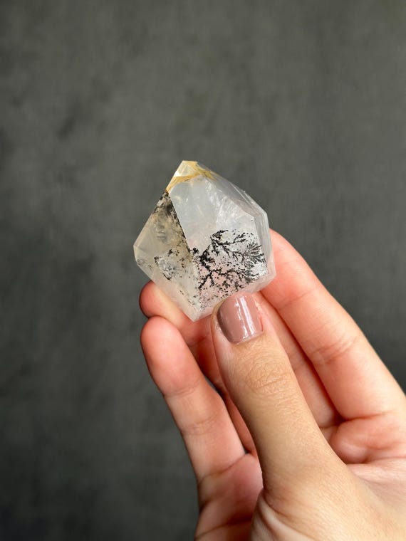 デンドリティッククォーツフリーフォーム：酸化鉄入りゴールデン