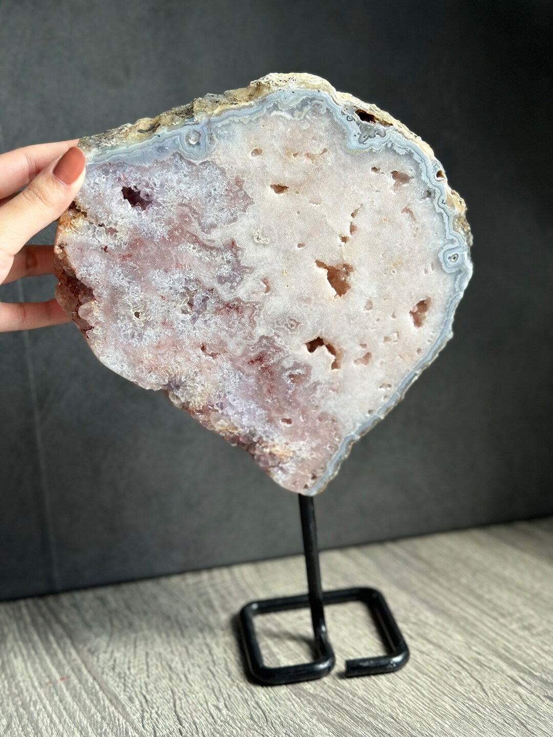 金属スタンド付きピンクアメジストスラブ - ブラジルクリスタル