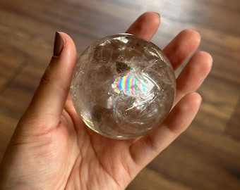 ¡Esfera de cuarzo transparente con inclusiones de arcoíris!