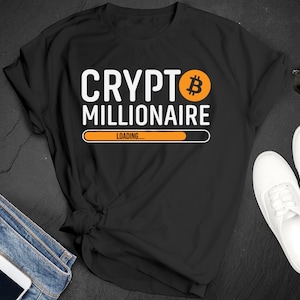 Puede incluir: Camiseta negra con texto blanco que dice "CRYPTO MILLIONAIRE" con una barra de progreso que dice "LOADING..." y un símbolo de Bitcoin en naranja.
