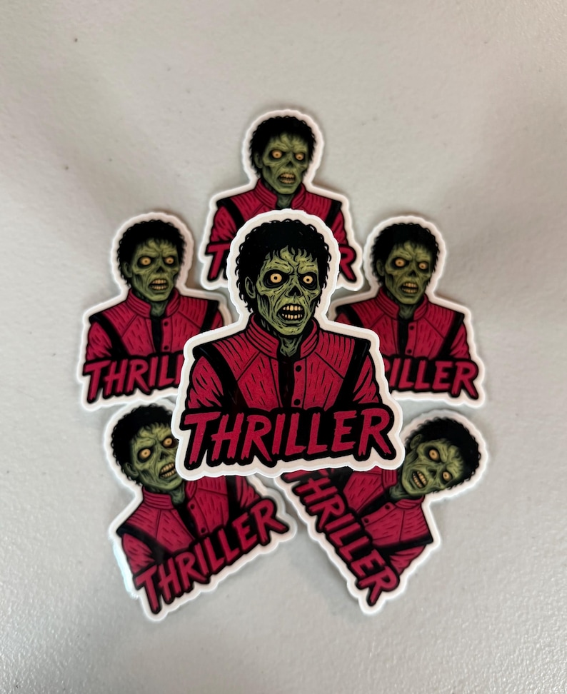 Może przedstawiać: Kolekcja naklejek przedstawiających postać zombie w czerwonej kurtce. Naklejki mają napis "Thriller" pogrubionymi, czerwonymi literami. Postać ma zieloną sk&oacute;rę, czarne włosy i ż&oacute;łte oczy.