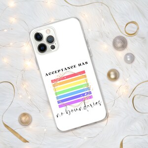 Può includere: Una custodia per telefono trasparente con un design a strisce arcobaleno e il testo "ACCEPTANCE HAS no boundaries".