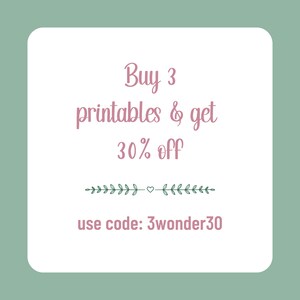 K&ouml;nnte beinhalten: Eine wei&szlig;e Karte mit rosa Text, der "Kaufe 3 Ausdrucke & erhalte 30% Rabatt" und "verwende Code: 3wonder30" lautet. Ein gr&uuml;nes, bl&auml;ttriges Rankendesign trennt die beiden Textzeilen.