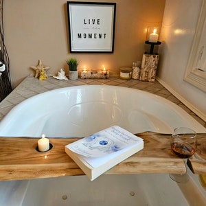 Bandeja rústica de resina epoxi para bañera con borde natural de madera de nogal.