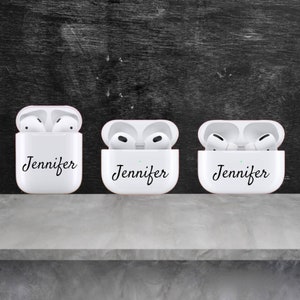 Può includere: Tre custodie bianche per Airpods con il nome Jennifer scritto in corsivo nero su ogni custodia.