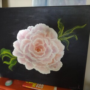 K&ouml;nnte beinhalten: Gem&auml;lde einer gro&szlig;en, hellrosa Pfingstrose mit gr&uuml;nen Bl&auml;ttern vor schwarzem Hintergrund. Die Blume ist der Mittelpunkt, mit detaillierten Pinselstrichen, die Tiefe und Textur erzeugen. Das Kunstwerk ist auf Leinwand.
