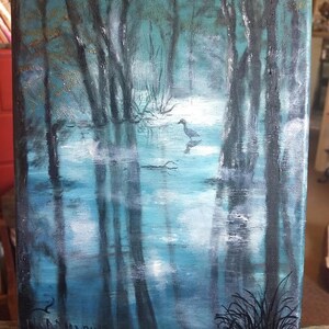 K&ouml;nnte beinhalten: Originalgem&auml;lde einer ruhigen Waldszene. Das Kunstwerk zeigt hohe, dunkle B&auml;ume, die sich in einem blau get&ouml;nten Gew&auml;sser spiegeln. Ein Vogel steht im Wasser. Das Gem&auml;lde ist in der unteren linken Ecke signiert.