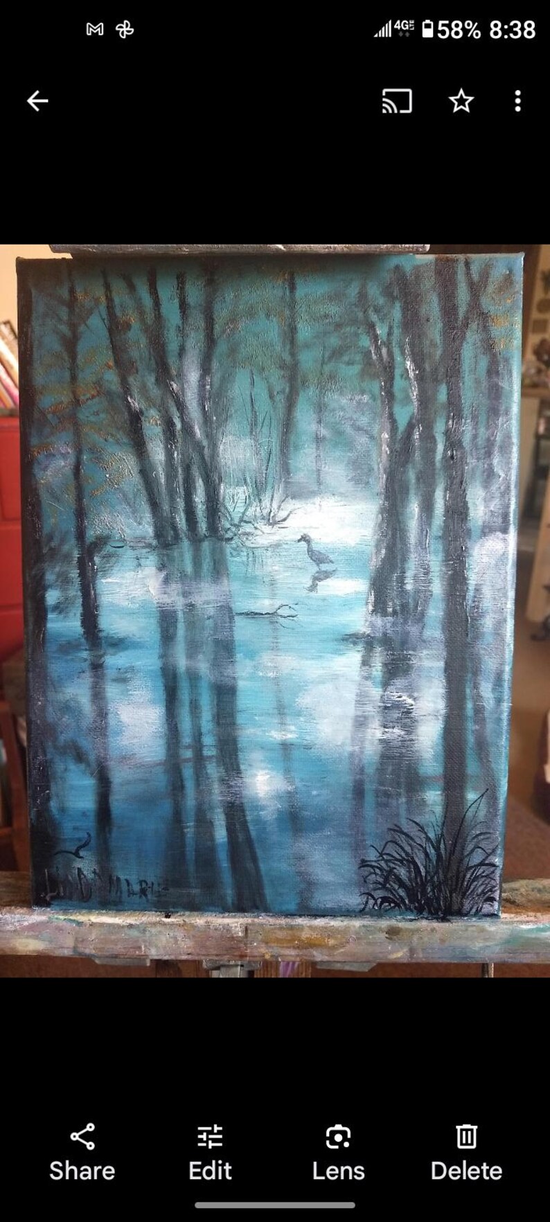 K&ouml;nnte beinhalten: Originalgem&auml;lde einer ruhigen Waldszene. Das Kunstwerk zeigt hohe, dunkle B&auml;ume, die sich in einem blau get&ouml;nten Gew&auml;sser spiegeln. Ein Vogel steht im Wasser. Das Gem&auml;lde ist in der unteren linken Ecke signiert.