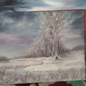 K&ouml;nnte beinhalten: &Ouml;lgem&auml;lde einer Winterlandschaft mit einem gro&szlig;en, schneebedeckten Baum als Mittelpunkt. Das Kunstwerk zeigt einen gewundenen Pfad durch ein schneebedecktes Feld unter einem bew&ouml;lkten Himmel, mit zwei V&ouml;geln im Flug. Die Farbpalette wird von Wei&szlig;, Grau und Lila dominiert.