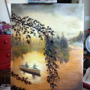 K&ouml;nnte beinhalten: &Ouml;lgem&auml;lde einer ruhigen See mit einem Kanu, das zwei Personen tr&auml;gt. Das Kunstwerk zeigt warme Farbt&ouml;ne, einen Sonnenuntergang und B&auml;ume. Ein Ast mit Bl&auml;ttern h&auml;ngt &uuml;ber dem Wasser. Vom K&uuml;nstler signiert.
