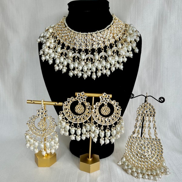 Parure de bijoux indienne/pakistanaise inspirée de Tyanni - Livré avec collier, boucles d'oreilles, tikka, passa/jhoomer