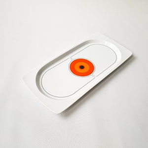 Pu&ograve; includere: Una tazza di ceramica bianca con manico nero e la scritta "But First, Coffee" in grassetto nero. La tazza &egrave; appoggiata su una superficie di legno. La tazza &egrave; alta circa 10 cm.