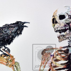K&ouml;nnte beinhalten: Ein schwarzer Rabe mit offenem Schnabel sitzt auf der Hand eines bunten Skeletts. Das Skelett ist in Rosa-, Lila-, Gelb- und Wei&szlig;t&ouml;nen bemalt. Der Hintergrund ist wei&szlig;.