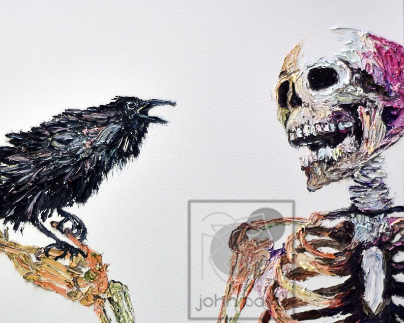 K&ouml;nnte beinhalten: Ein schwarzer Rabe mit offenem Schnabel sitzt auf der Hand eines bunten Skeletts. Das Skelett ist in Rosa-, Lila-, Gelb- und Wei&szlig;t&ouml;nen bemalt. Der Hintergrund ist wei&szlig;.