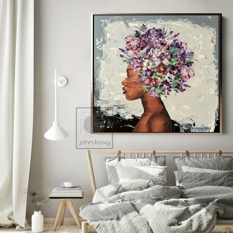 Pu&ograve; includere: Un dipinto di una donna con una corona di fiori viola sulla testa. La donna &egrave; di profilo e ha la pelle scura. Lo sfondo &egrave; grigio chiaro con pennellate bianche e nere.