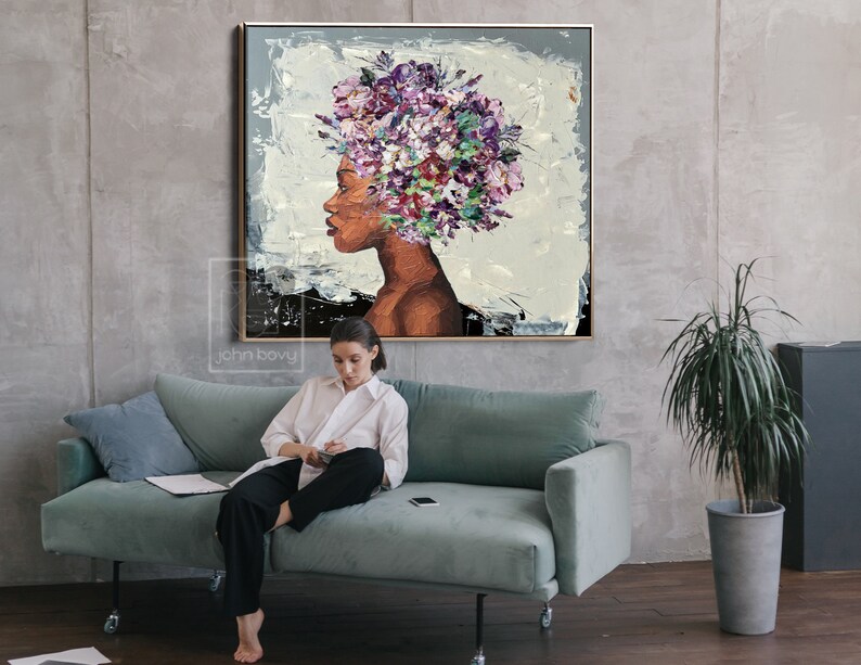 Pu&ograve; includere: Un dipinto di una donna con un grande mazzo di fiori viola sulla testa. Il dipinto &egrave; in stile moderno con pennellate spesse e una superficie strutturata. La donna guarda di lato e ha un'espressione seria sul viso.