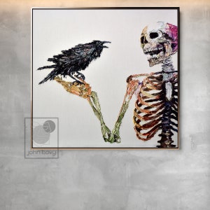 K&ouml;nnte beinhalten: Ein farbenfrohes &Ouml;lgem&auml;lde eines Skeletts mit einem schwarzen Raben, der auf seinem ausgestreckten Arm sitzt. Das Skelett ist in einem realistischen Stil gemalt, mit sichtbaren Knochen und Muskeln. Der Rabe sitzt auf dem Arm des Skeletts und blickt den Betrachter an. Der Hintergrund ist eine wei&szlig;e Leinwand.