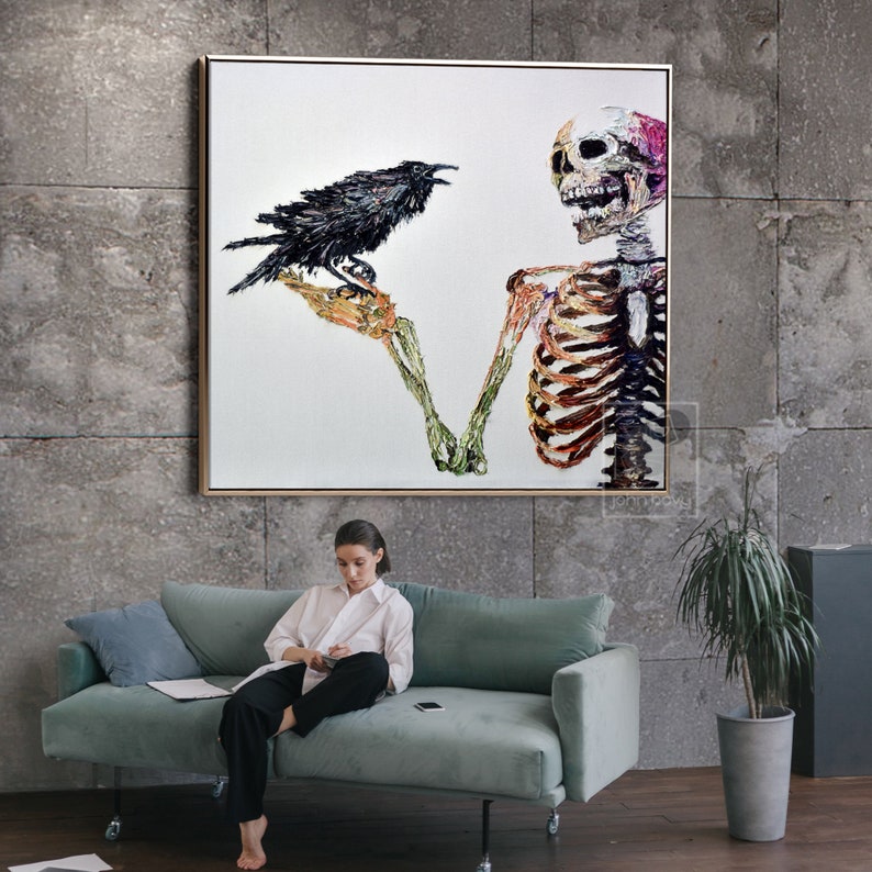 K&ouml;nnte beinhalten: Ein Gem&auml;lde, das ein Skelett mit einem Raben zeigt, der auf seinem Arm sitzt. Das Skelett ist in einem farbenfrohen, strukturierten Stil gemalt. Der Hintergrund ist wei&szlig;.