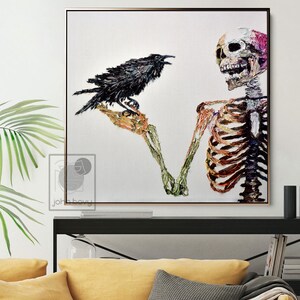 K&ouml;nnte beinhalten: Ein farbenfrohes, abstraktes Gem&auml;lde eines Skeletts, das einen schwarzen Raben in seiner Hand h&auml;lt. Der Hintergrund ist wei&szlig;.