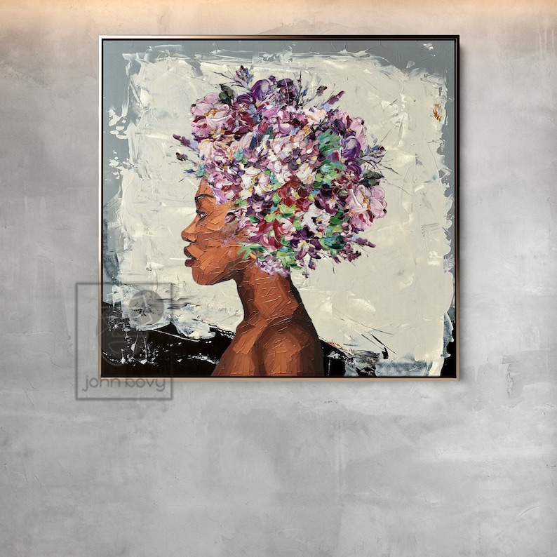 Pu&ograve; includere: Un dipinto di una persona con la testa piena di fiori viola, rosa e bianchi. La persona &egrave; di profilo e ha la pelle marrone. Lo sfondo &egrave; grigio chiaro.
