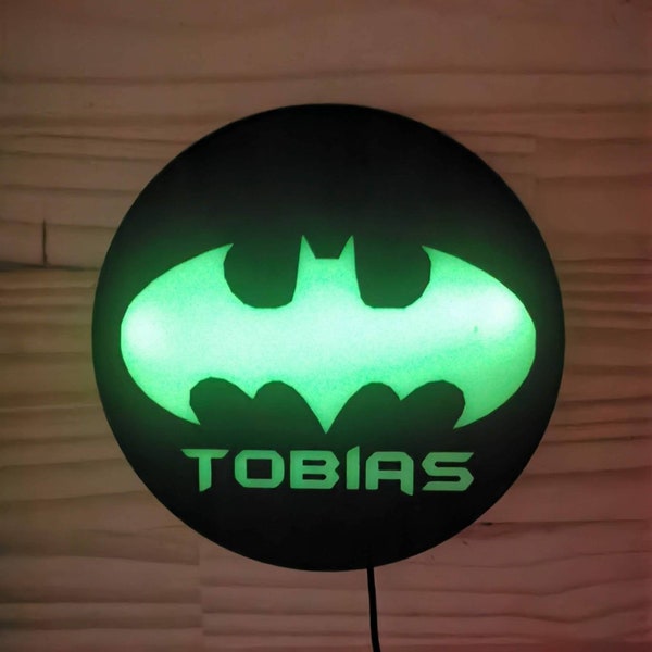 Veilleuse / Lampe de bureau / Disque leds a poser ou à suspendre batman + Prénom