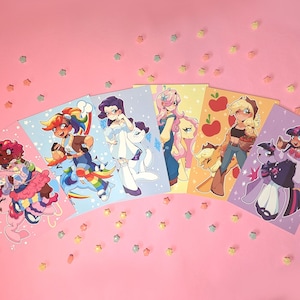 Peut inclure: Six illustrations colorées de poneys de dessin animé sur un fond rose. Chaque illustration présente un poney différent avec un design et une pose uniques. Les poneys sont entourés de petites étoiles colorées.