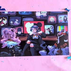 Peut inclure: Illustration de style anime avec un personnage central en tenue noire, assis devant un mur de télévisions rétro. Les écrans affichent divers personnages et scènes d'anime. L'œuvre utilise une palette de couleurs vives et est posée sur un fond rose.