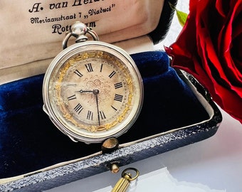 Montre de poche édouardienne antique dans un boîtier en argent sterling, mouvement mécanique à remontage manuel, la montre fonctionne
