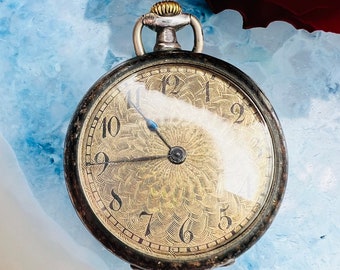 Montre de poche antique pour dames édouardiennes dans un boîtier en argent sterling, mouvement mécanique à remontage manuel, la montre fonctionne