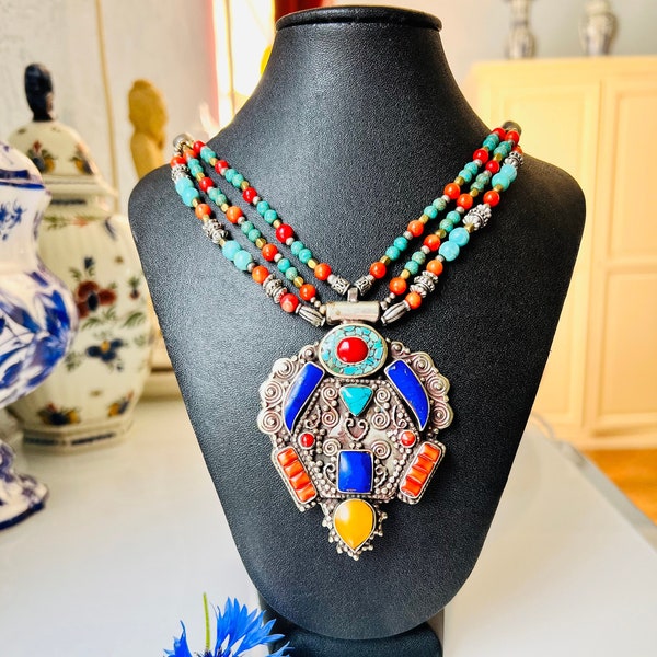 Collar de piedras preciosas de plata vintage. Collar tibetano. Collar nepalí. Collar de cuentas de turquesa, coral, lapislázuli. Collar étnico boho