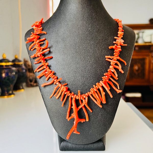 Véritable collier de perles de corail rouge non teint. Collier de branches de brindilles de corail rouge méditerranéen. Corallium rubrum.