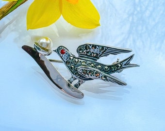 El broche Vintage de plata de ley con marcasita. Broche de golondrina.