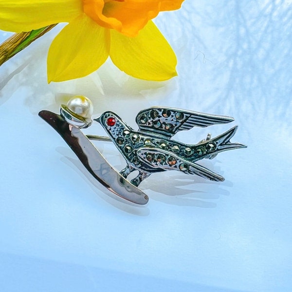 La broche vintage en argent sterling sertie de marcassite. Broche d’hirondelle.