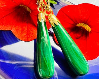 Boucles d’oreilles antiques en forme de larme en malachite. Boucles d'oreilles allongées en argent sterling plaqué or serties d'une vieille larme de pierre précieuse de malachite russe