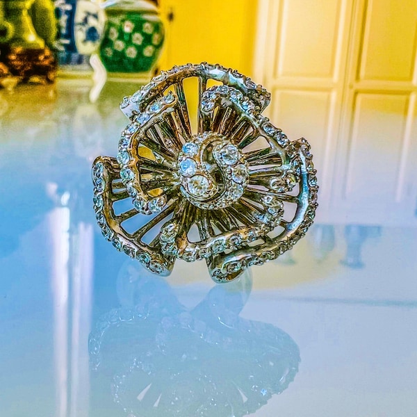 Bague cocktail vintage en argent sterling en forme de fleur luxuriante. L’anneau est serti de zircons transparents.