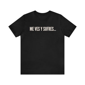 May include: Black t-shirt with the text "ME VES Y SUFRES..." printed in white.