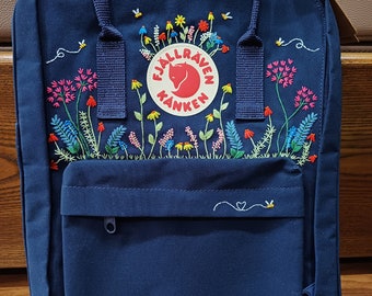 Kundenspezifische Blumen-Handstickerei, Kanken-Rucksack bestickt mit Blume, personalisierte Tasche