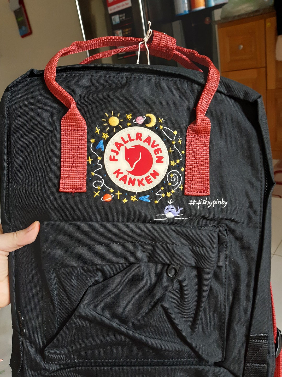 FJALLRAVEN｜Kanken Backpack/ 刺繍ブラック　レッド FJALLRAVEN｜Kanken Backpack/ 刺繍ブラック レッド - メルカリ