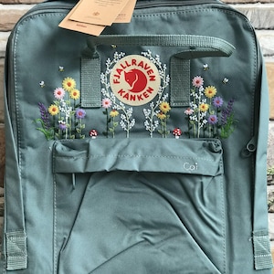 Handbestickter Fjällräven Kanken Rucksack mit Blumen und Regenbogen / Kanken Rucksack bestickt mit Blumen und Regenbogen