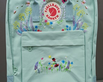 Lavendel und Marienkäfer Floral gestickter Fjällräven Kanken Rucksack, Blumen- und Marienkäferstickerei auf fjällräven kanken Rucksack