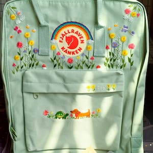 Handbestickter Fjällräven Kanken Rucksack mit Blumen und Regenbogen/ Kanken Rucksack bestickt mit Blume und Regenbogen/ Schildkröte und Hund