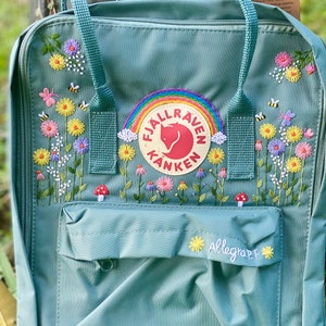 Handbestickter Fjällräven Kanken Rucksack mit Blumen und Regenbogen / Kanken Rucksack bestickt mit Blumen und Regenbogen Bild 4