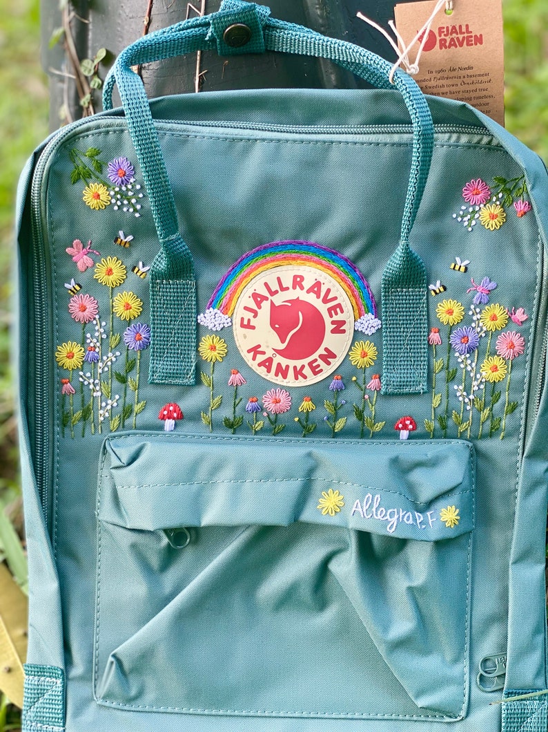 Handbestickter Fjällräven Kanken Rucksack mit Blumen und Regenbogen / Kanken Rucksack bestickt mit Blumen und Regenbogen Bild 4