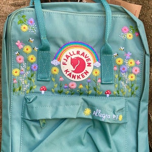 Handbestickter Fjällräven Kanken Rucksack mit Blumen und Regenbogen / Kanken Rucksack bestickt mit Blumen und Regenbogen Bild 3