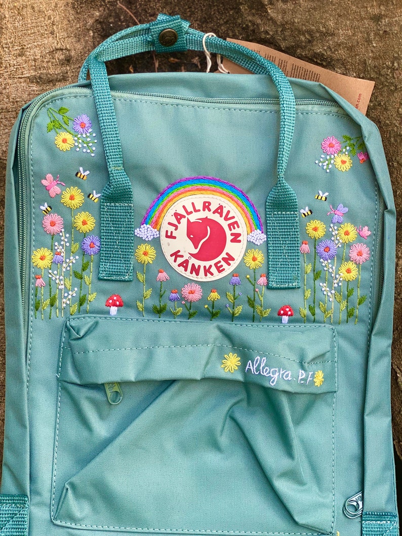 Handbestickter Fjällräven Kanken Rucksack mit Blumen und Regenbogen / Kanken Rucksack bestickt mit Blumen und Regenbogen Bild 3