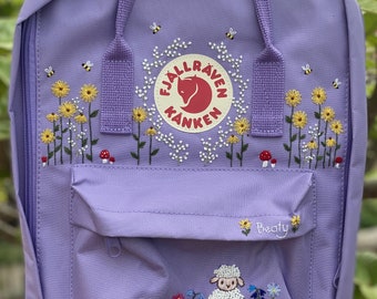 Handstickerei auf Fjällräven kanken Rucksack mit Blumen und Schafen/Fjällräven kanken Stickdatei Blumen und Schafen