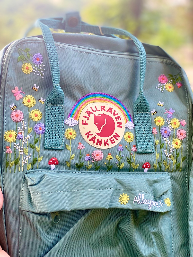 Handbestickter Fjällräven Kanken Rucksack mit Blumen und Regenbogen / Kanken Rucksack bestickt mit Blumen und Regenbogen Bild 1