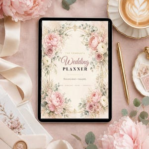 Peut inclure: Une tablette numérique affichant une couverture de planificateur de mariage avec des illustrations florales de pivoines roses et de feuilles d'eucalyptus. Le texte indique : The Complete Wedding Planner, Plan every detail—beautifully, iPad, Samsung, Print, Undated.